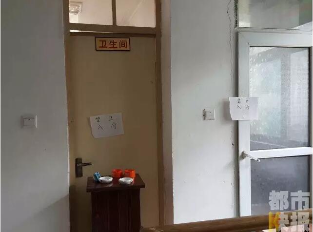 當(dāng)馮女士走出大門，繞到院子的側(cè)面時，衛(wèi)生間窗戶下方草叢中的一幕，讓她驚出了一身冷汗。農(nóng)家樂老板娘馮女士：“就是孩子，旁邊帶著胎盤?！弊蛲硎稽c半事發(fā)后，馮女士報了警，很不幸，男嬰已經(jīng)死亡。涉及的兩個房間，暫時被封鎖，里面已經(jīng)清理干凈。隨后記者也從轄區(qū)草堂派出所了解到，這兩男一女三人是朋友關(guān)系，女子的年齡大概是二十二三歲。該女子事發(fā)后被送往醫(yī)院，同行的兩名男子當(dāng)時被警方帶去派出所接受了筆錄調(diào)查后，已經(jīng)離開了派出所。