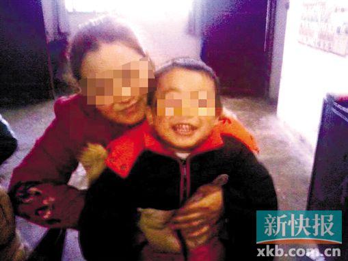 程女士生前和小孩開心玩耍。家屬供圖