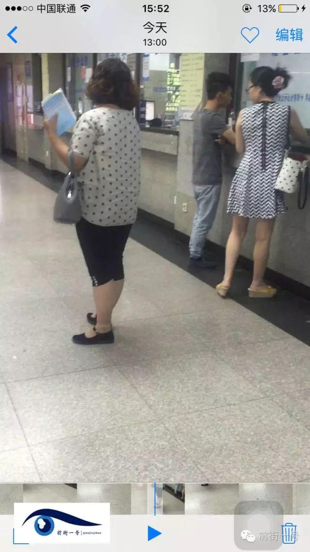 該女子在大廳內(nèi)徘徊發(fā)現(xiàn)女患者便主動上前搭訕。