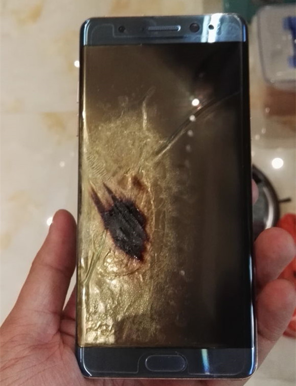 此外，該用戶還曬出了此前收到手機時在發(fā)在朋友圈的開箱圖，這款珊瑚藍版Note7是在9月2日左右拿到貨，從三星官網查詢這臺機器的IMEI號碼可知，該機的意外損壞保險服務開始時間為9月3號，并非三星官方召回的1858臺測試體驗機。