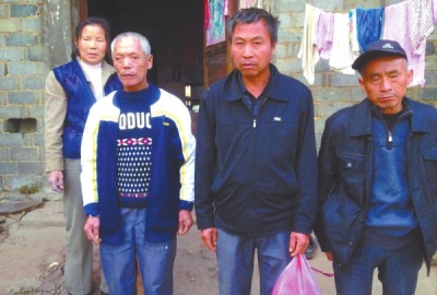 已被判死緩、在獄中服刑的4個(gè)村民的家人一直在為兒子喊冤。圖片來自網(wǎng)絡(luò)
