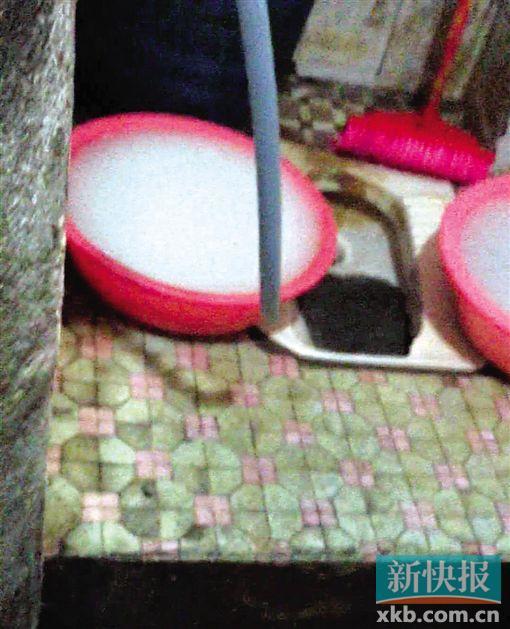 記者暗訪外賣餐館:公廁也能注冊(cè) 3天拿 記者暗訪外賣餐館:公廁也能注冊(cè) 3天拿