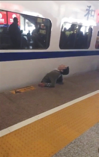 視頻顯示，一男子下半身被卡在站臺與列車之間縫隙。