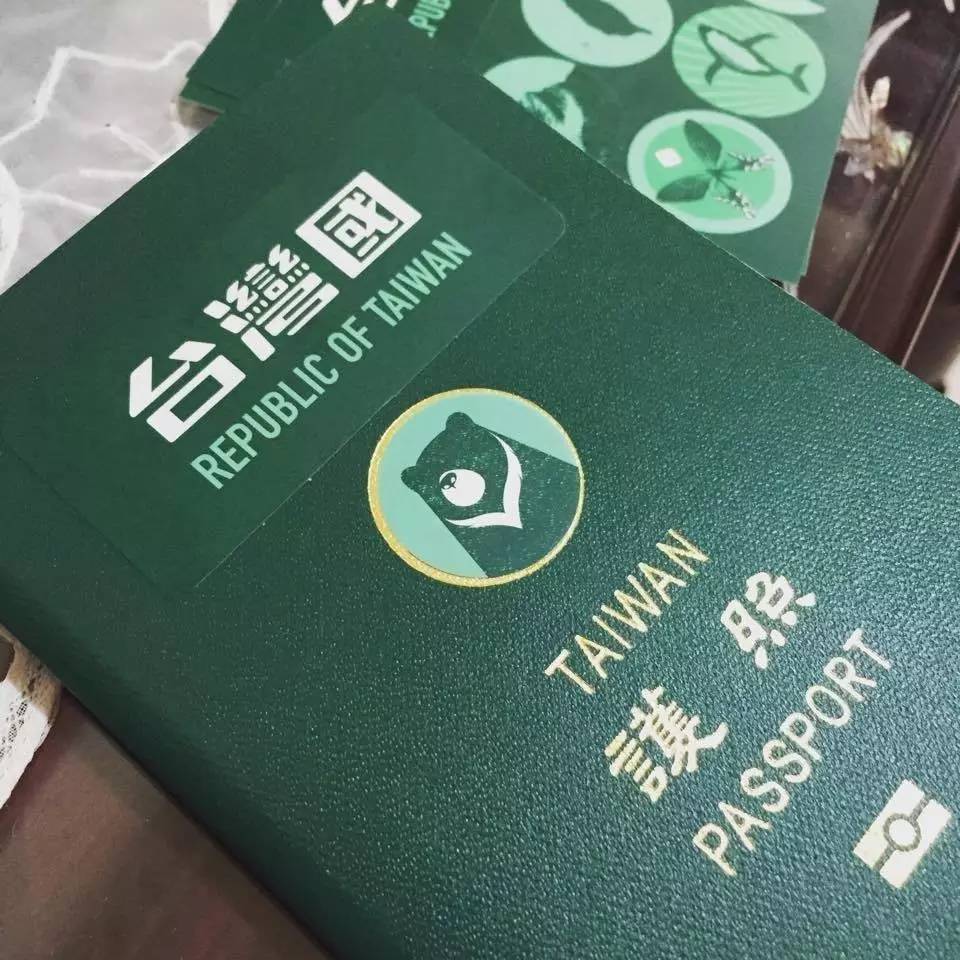 環(huán)環(huán)一直排在這個女孩后面，想看看日本入境官員如何處理這個令人啼笑皆非的所謂“臺灣國”。