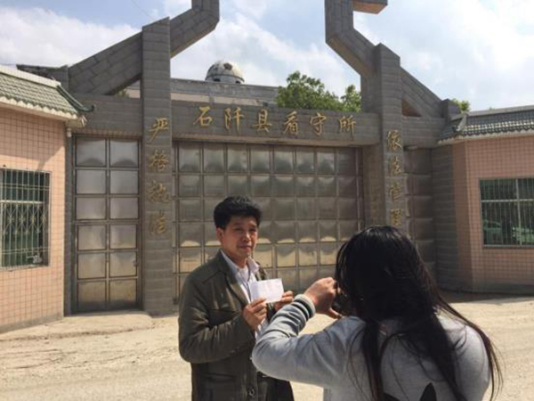 陳全松父親給看守所中的兒子交生活費。