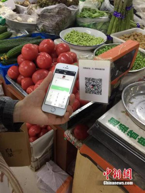 有顧客正在用微信支付結(jié)賬。中新網(wǎng) 吳濤 攝
