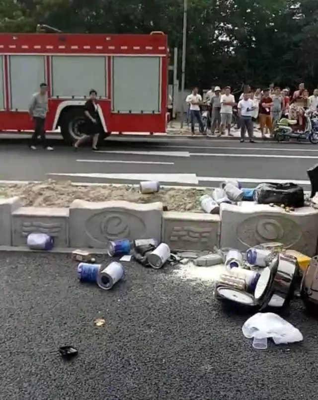 不值！小車(chē)四腳朝天司機(jī)身亡 死者只為偷幾罐奶粉