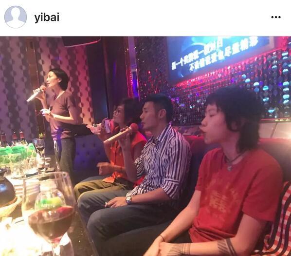 王菲母女跟李榮浩一起唱K，竇靖童的表情亮了