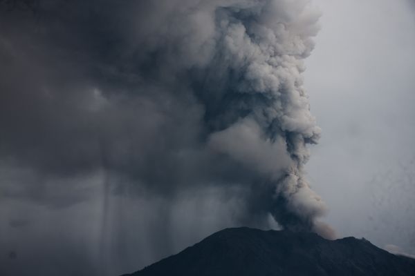 這是11月28日在印度尼西亞巴厘島拍攝的噴發(fā)火山灰的阿貢火山。新華社發(fā)