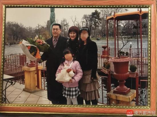 回國之前的張津華和王煥凱，兩個(gè)可愛的女兒，一家四口曾經(jīng)幸福的生活。