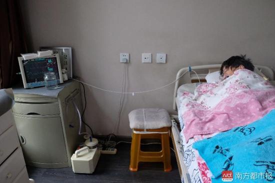 為了照顧張津華，家人把家里的房間變成了病房。氧氣管、心電圖、呼吸機(jī)、排痰機(jī)、鼻飼管、藥柜……（羅逸爵 攝）