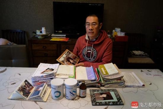 王煥凱及家人這些年照顧張津華做的護(hù)理記錄。（羅逸爵 攝）