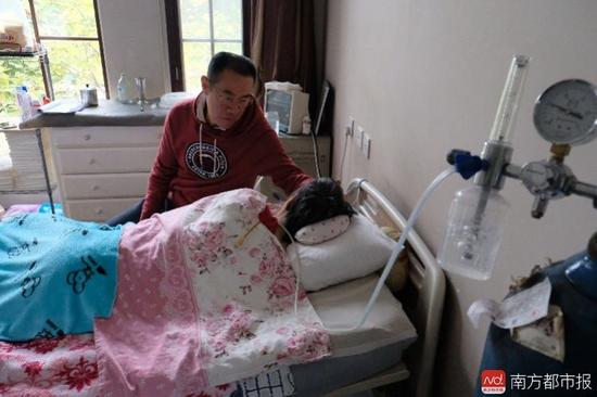 氧氣的轟隆聲，一刻不停地在這個(gè)家里“吵”了九年多。（羅逸爵 攝）