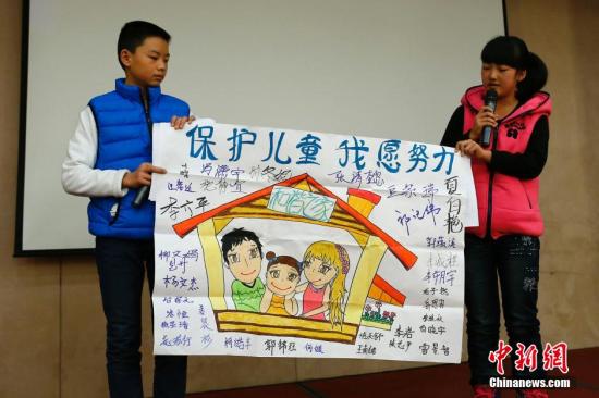 12月4日，由全國婦聯(lián)和聯(lián)合國兒童基金會在北京共同舉辦了“共同行動——停止對兒童暴力，促進(jìn)兒童保護(hù)”的主題宣傳活動。圖為活動兒童代表以繪畫的形式說出他們的心聲。<a target='_blank'  _fcksavedurl='http://www.chinanews.com/'>中新社</a>發(fā) 富田 攝