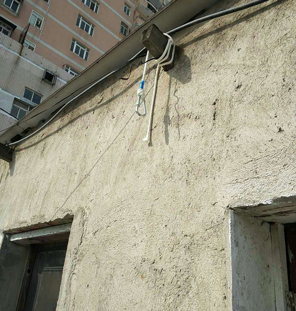 懸掛的登山繩子和房梁。