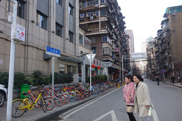 上海路的兩邊，大多是一些老房子。