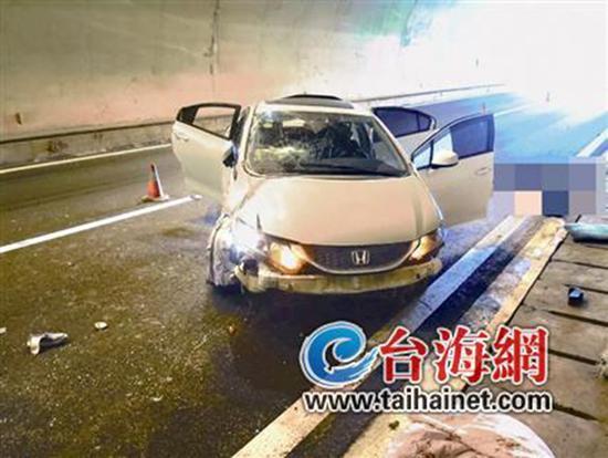 小車在龍巖高速隧道內(nèi)翻車，擋風(fēng)玻璃脫落。 臺海網(wǎng) 圖