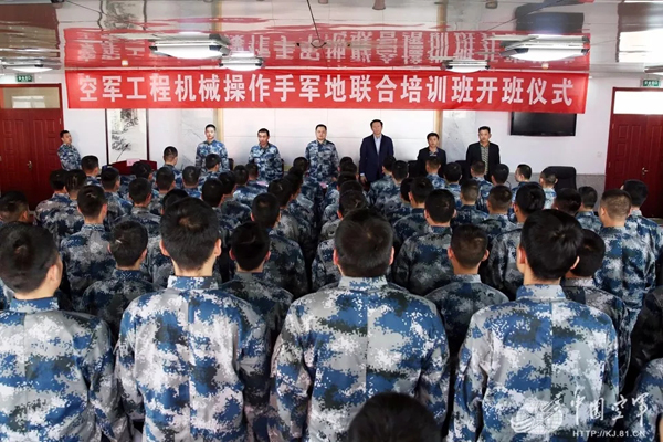 空軍找上藍翔技校聯(lián)合培訓：為的就是挖掘機