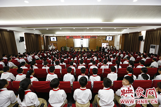 “快樂(lè)過(guò)暑期，安全數(shù)第一”系列活動(dòng)新聞發(fā)布會(huì)在河南省鄭州市天明路小學(xué)大禮堂舉辦