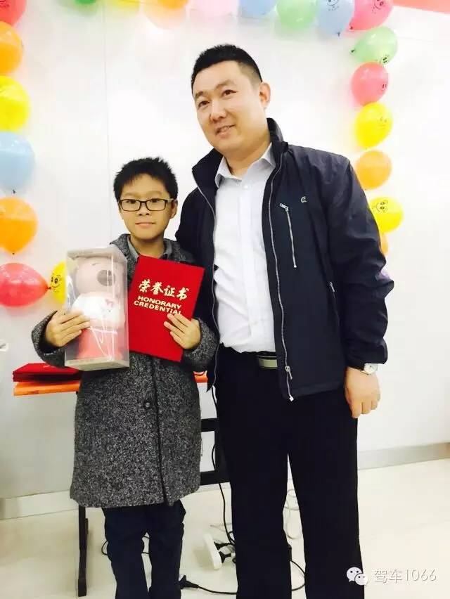 我是小小銀行家，來(lái)跟行長(zhǎng)合個(gè)影哦