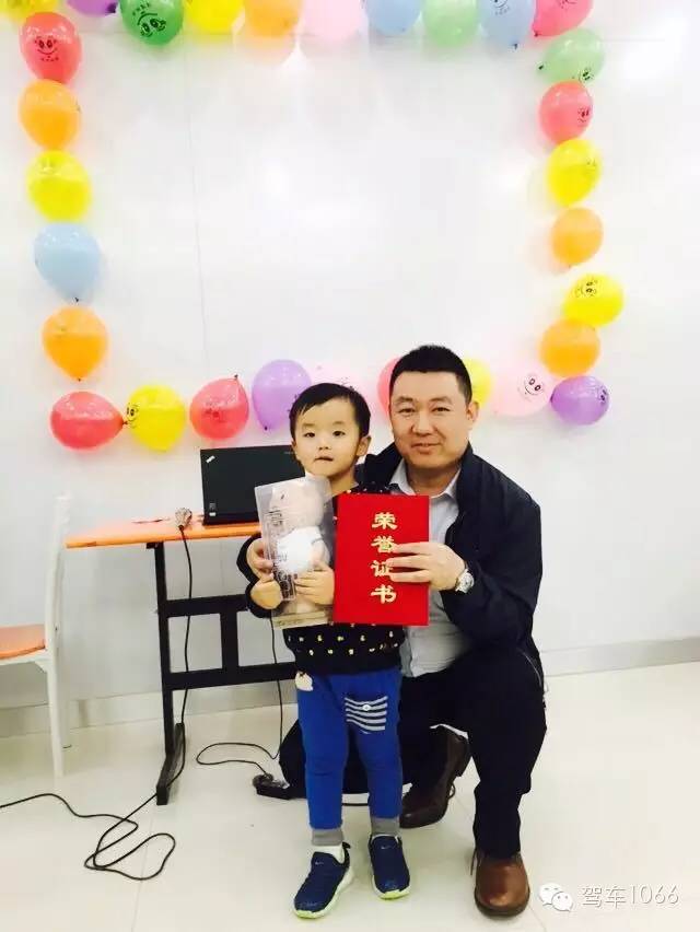 我是小小銀行家，來(lái)跟行長(zhǎng)合個(gè)影哦
