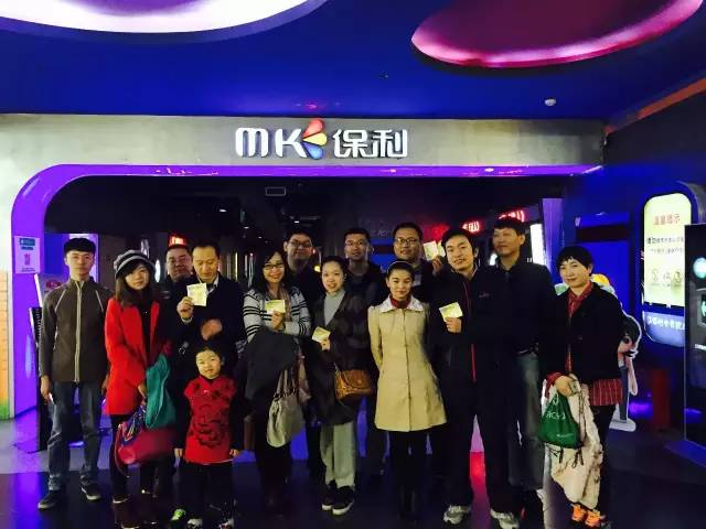 來張“全家?！?，人齊了，我們準(zhǔn)備進(jìn)場嘍