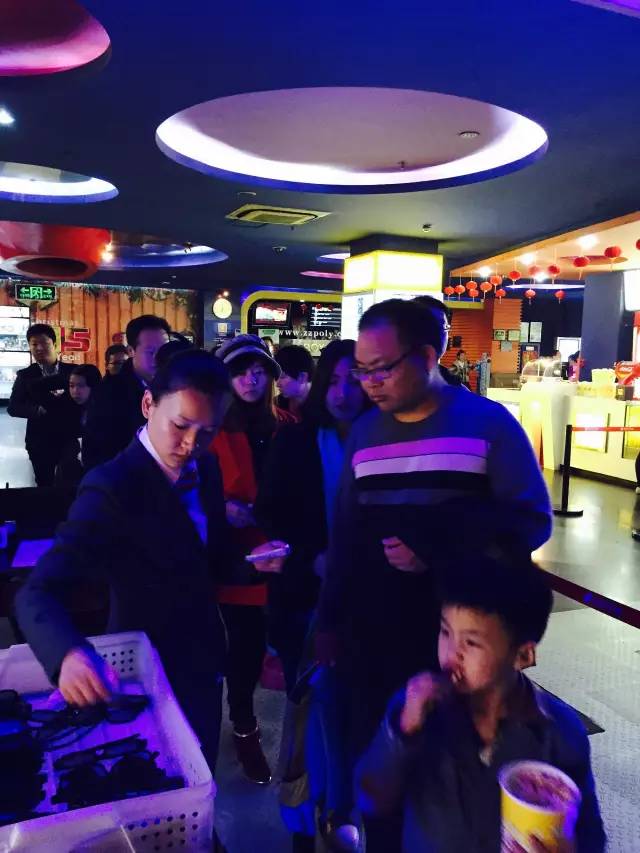 小朋友吃的好香??！爆米花和電影真是絕配喲