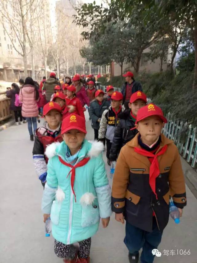脖子上戴著紅領(lǐng)巾，頭上頂著小紅帽，排著整齊的隊伍——出發(fā)！