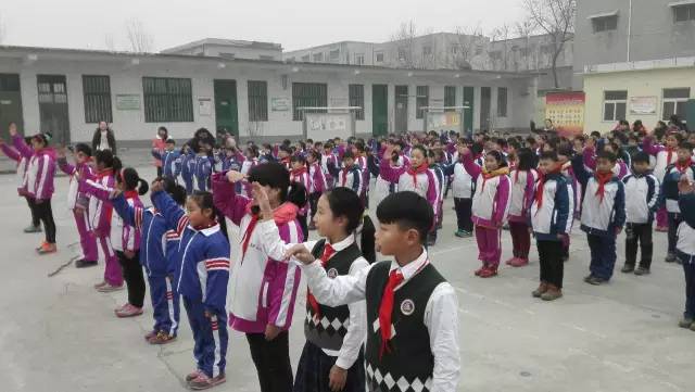 關(guān)愛(ài)留守兒童送溫暖，帶去我們冬日的關(guān)愛(ài)