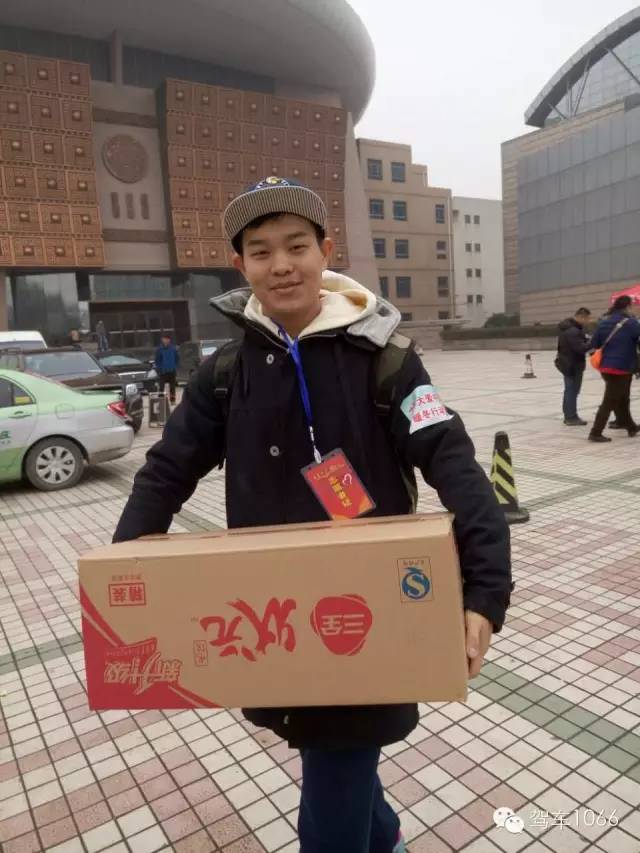 河南電臺(tái)1066主持人小澤，搬送愛(ài)心餃子。