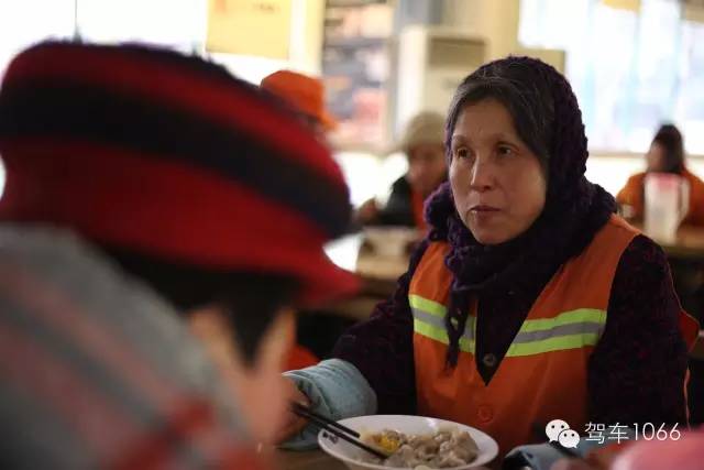 部分環(huán)衛(wèi)工在下班后來(lái)到76人老燴面吃到熱乎乎的餃子。