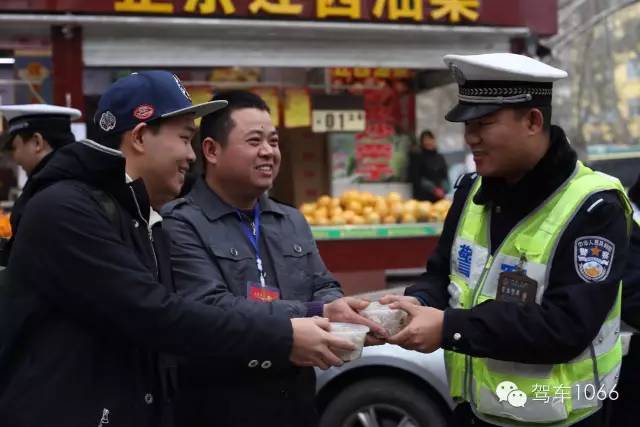 新華社攝影記者李博，也隨我們1066小分隊(duì)一路同行他也為我們記錄下了一幕幕溫暖的瞬間。