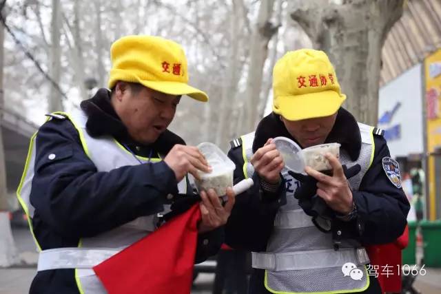 1066小分隊(duì)和志愿者來(lái)到金水路文化路，給這里執(zhí)勤的交警和協(xié)管送去暖心餃子。