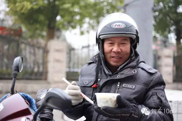 1066小分隊(duì)來(lái)到紫荊山（摩的司機(jī)、出租車(chē)司機(jī)、市民)，給他們送去餃子。