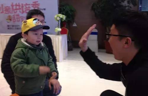 老楊你真心的是童心未泯啊，來，跟叔叔Give Me Five！