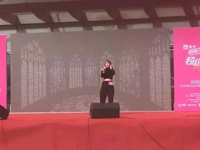 這pose一看就是在飆高音，猜猜看她唱的是哪首歌？