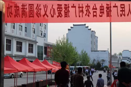 在大家的齊心努力下，終于在天黑前將第二天義診活動(dòng)場(chǎng)地搭建好了。