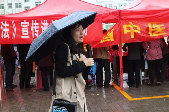 《健康河南》主播柳青也一直在雨中，不畏寒冷，引導(dǎo)大家排隊(duì)掛號(hào)，指路，排憂解難……