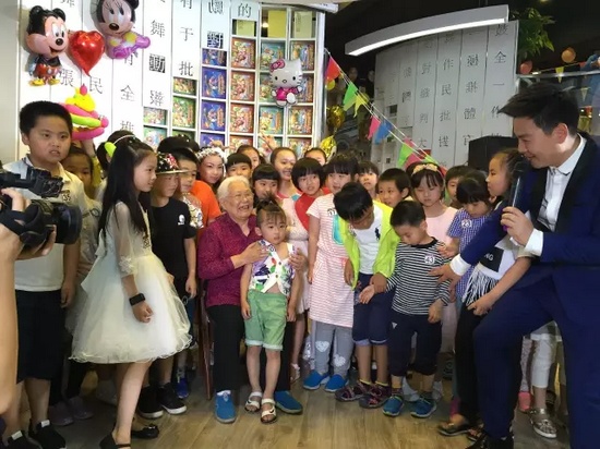 　　豫劇表演藝術(shù)家高潔老師和孩子們?cè)谝黄穑v述自己和戲曲的故事，祝福所有的小朋友節(jié)日快樂(lè)。