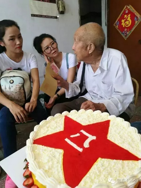 二姐們認(rèn)真聽老兵講抗戰(zhàn)的故事，老人年事已高，記憶都是轟炸！轟炸！轟炸！