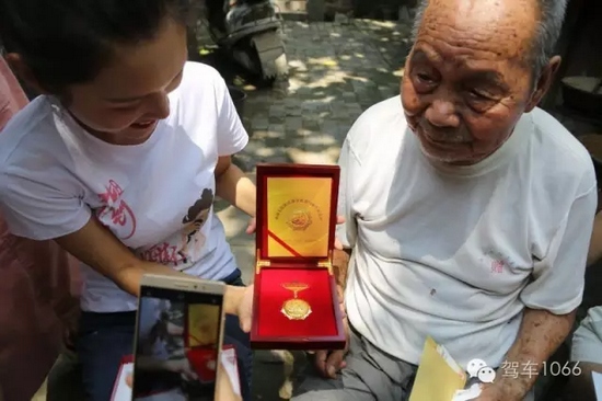 老兵聽不到我們在說什么，今年98了。
