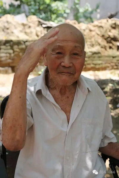 老兵身子骨不行了，九十多歲了……也許軍禮不那么標(biāo)準(zhǔn)了，但是這一幕還是感動到了我們……