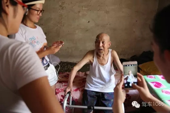 老兵老兵，你的勛章呢，國家給你的那個？
