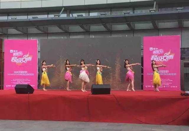 伴隨著舞蹈演員們的開場，比賽在上午10點半正式拉開序幕