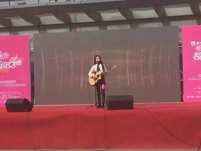 第一位自彈自唱的女生，魅力無法阻擋！