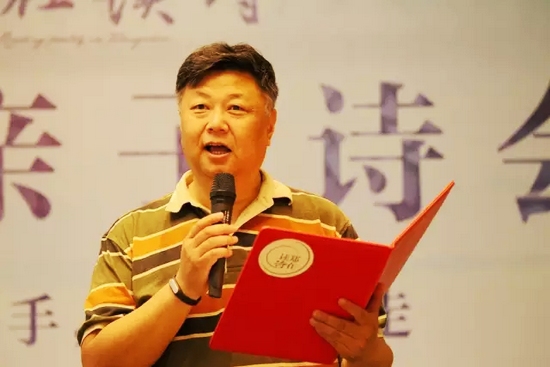 第一個節(jié)目便是重磅，大象融媒·欣欣象融網(wǎng)絡(luò)科技公司董事長魏峰帶來沈浩波的作品《在夏天時想起秋天》