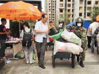 9月8日，天津?yàn)I海海港城小區(qū)，武警幫助居民搬東西。