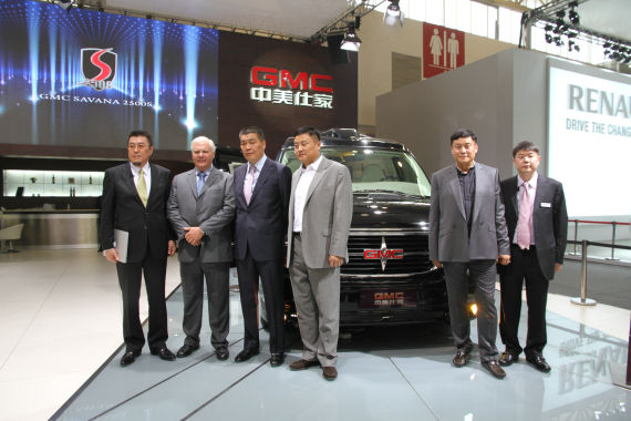 北京國際車展上，全新GMC S系列頂級商務(wù)車在亞太區(qū)首發(fā)。圖為企業(yè)領(lǐng)導(dǎo)與新車合影。