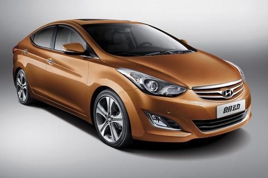 　　北京現(xiàn)代朗動分別搭載1.6L和1.8L兩種發(fā)動機，共7款車型。“流體雕塑”設(shè)計理念持身的朗動看上