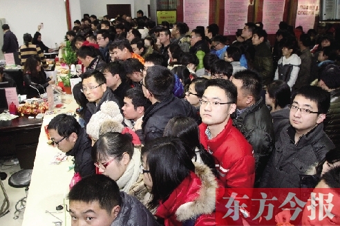 昨日上午，鄭州市金水區(qū)民政局婚姻登記處，領(lǐng)證的新人擠滿了辦證大廳